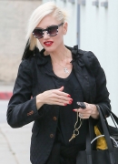 gwen-stefani-out-and-about-in-santa-monica-06-11-2015_15B15D.jpg