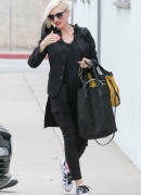 gwen-stefani-out-and-about-in-santa-monica-06-11-2015_25B15D.jpg