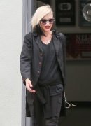gwen-stefani-out-and-about-in-santa-monica-06-11-2015_55B15D.jpg