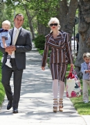 Gwen_Stefani_And_Family_Going_To_Her_Niece_s_Christening_281129.jpg