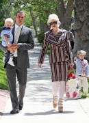 Gwen_Stefani_And_Family_Going_To_Her_Niece_s_Christening_28129.jpg