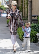 Gwen_Stefani_And_Family_Going_To_Her_Niece_s_Christening_281529.jpg