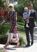 Gwen_Stefani_And_Family_Going_To_Her_Niece_s_Christening_28229.jpg
