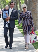 Gwen_Stefani_And_Family_Going_To_Her_Niece_s_Christening_28329.jpg