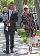 Gwen_Stefani_And_Family_Going_To_Her_Niece_s_Christening_28429.jpg