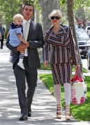 Gwen_Stefani_And_Family_Going_To_Her_Niece_s_Christening_28529.jpg