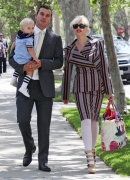 Gwen_Stefani_And_Family_Going_To_Her_Niece_s_Christening_28629.jpg