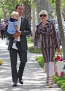 Gwen_Stefani_And_Family_Going_To_Her_Niece_s_Christening_28729.jpg