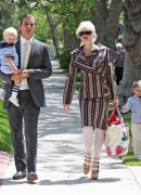 Gwen_Stefani_And_Family_Going_To_Her_Niece_s_Christening_28929.jpg