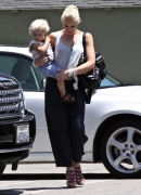Gwen_Stefani_And_Family_Out_For_Lunch_At_The_La_Brea_Bakery_286729.jpg
