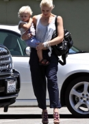 Gwen_Stefani_And_Family_Out_For_Lunch_At_The_La_Brea_Bakery_286829.jpg
