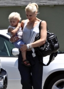 Gwen_Stefani_And_Family_Out_For_Lunch_At_The_La_Brea_Bakery_287029.jpg