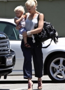 Gwen_Stefani_And_Family_Out_For_Lunch_At_The_La_Brea_Bakery_287129.jpg