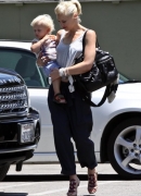 Gwen_Stefani_And_Family_Out_For_Lunch_At_The_La_Brea_Bakery_287229.jpg