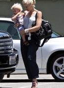Gwen_Stefani_And_Family_Out_For_Lunch_At_The_La_Brea_Bakery_287329.jpg