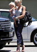 Gwen_Stefani_And_Family_Out_For_Lunch_At_The_La_Brea_Bakery_287429.jpg