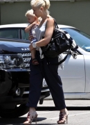 Gwen_Stefani_And_Family_Out_For_Lunch_At_The_La_Brea_Bakery_287529.jpg