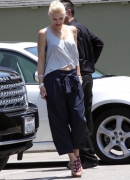 Gwen_Stefani_And_Family_Out_For_Lunch_At_The_La_Brea_Bakery_287629.jpg