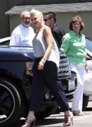 Gwen_Stefani_And_Family_Out_For_Lunch_At_The_La_Brea_Bakery_287729.jpg