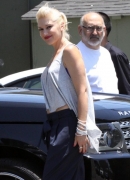 Gwen_Stefani_And_Family_Out_For_Lunch_At_The_La_Brea_Bakery_287829.jpg