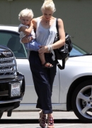 Gwen_Stefani_And_Family_Out_For_Lunch_At_The_La_Brea_Bakery_287929.jpg