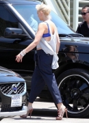Gwen_Stefani_And_Family_Out_For_Lunch_In_Los_Angeles.jpg
