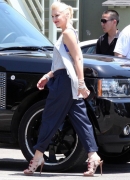Gwen_Stefani_And_Family_Out_For_Lunch_In_Los_Angeles_28129.jpg