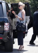 Gwen_Stefani_And_Family_Out_For_Lunch_In_Los_Angeles_281629.jpg