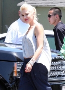 Gwen_Stefani_And_Family_Out_For_Lunch_In_Los_Angeles_28329.jpg
