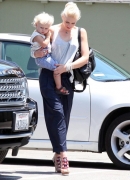 Gwen_Stefani_And_Family_Out_For_Lunch_In_Los_Angeles_28629.jpg