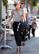 Gwen_Stefani_And_Family_Out_For_Lunch_In_Los_Angeles_28729.jpg