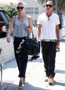 Gwen_Stefani_And_Family_Out_For_Lunch_In_Los_Angeles_28829.jpg