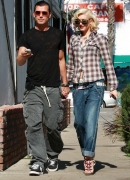Gwen_Stefani_And_Gavin_Rossdale_At_The_Fox_And_Hounds_Pub_28729.jpg