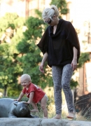 Gwen_Stefani_And_Her_Kids_At_Coldwater_Canyon_Park_281029.jpg