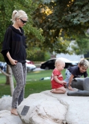Gwen_Stefani_And_Her_Kids_At_Coldwater_Canyon_Park_281129.jpg