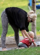 Gwen_Stefani_And_Her_Kids_At_Coldwater_Canyon_Park_281229.jpg