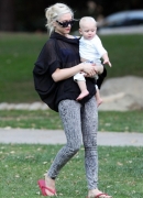 Gwen_Stefani_And_Her_Kids_At_Coldwater_Canyon_Park_28129.jpg