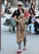 Gwen_Stefani_And_Her_Kids_At_Coldwater_Canyon_Park_281329.jpg
