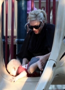 Gwen_Stefani_And_Her_Kids_At_Coldwater_Canyon_Park_281629.jpg