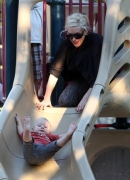 Gwen_Stefani_And_Her_Kids_At_Coldwater_Canyon_Park_281729.jpg