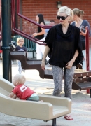 Gwen_Stefani_And_Her_Kids_At_Coldwater_Canyon_Park_281929.jpg