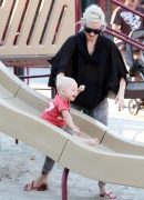 Gwen_Stefani_And_Her_Kids_At_Coldwater_Canyon_Park_282129.jpg