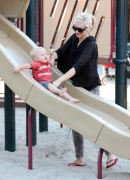 Gwen_Stefani_And_Her_Kids_At_Coldwater_Canyon_Park_282229.jpg