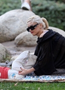Gwen_Stefani_And_Her_Kids_At_Coldwater_Canyon_Park_28229.jpg