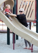 Gwen_Stefani_And_Her_Kids_At_Coldwater_Canyon_Park_282329.jpg