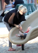 Gwen_Stefani_And_Her_Kids_At_Coldwater_Canyon_Park_282529.jpg