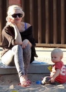 Gwen_Stefani_And_Her_Kids_At_Coldwater_Canyon_Park_282929.jpg