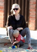 Gwen_Stefani_And_Her_Kids_At_Coldwater_Canyon_Park_283029.jpg