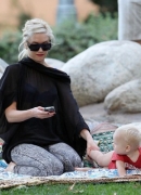 Gwen_Stefani_And_Her_Kids_At_Coldwater_Canyon_Park_28329.jpg