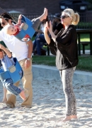 Gwen_Stefani_And_Her_Kids_At_Coldwater_Canyon_Park_283329.jpg